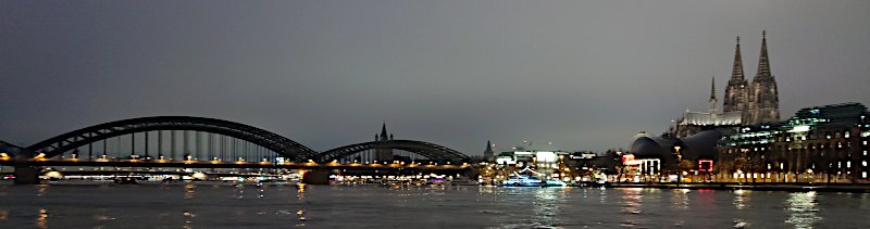 Blick aus der Kabine auf die Hohenzollernbrücke und dem Dom in Köln