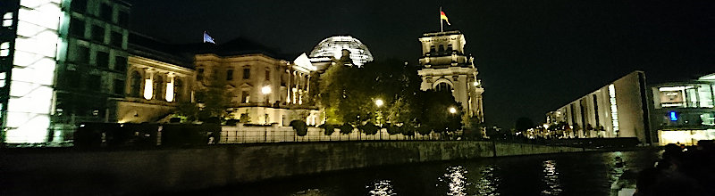 Blick auf den Reichstag bei unserer Schifffahrt während des Berliner Lichterfestes