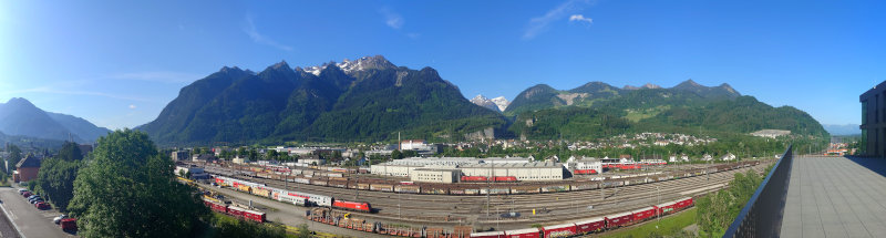 Blick von der Dachterrasse unseres Hotels auf den Bahnhof von Bludenz und die umliegenden Berge