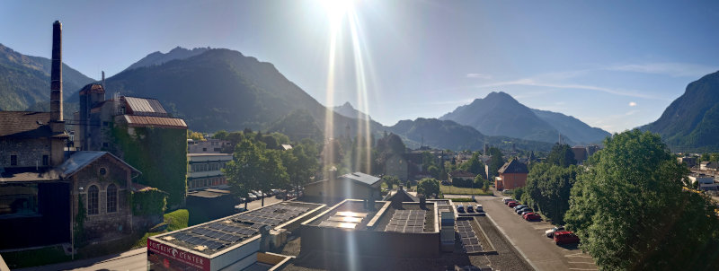 Blick von der Dachterrasse unseres Hotels auf die Brauerei und die Stadt Bludenz