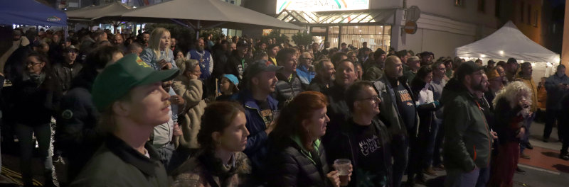 Fans vor der Bühne