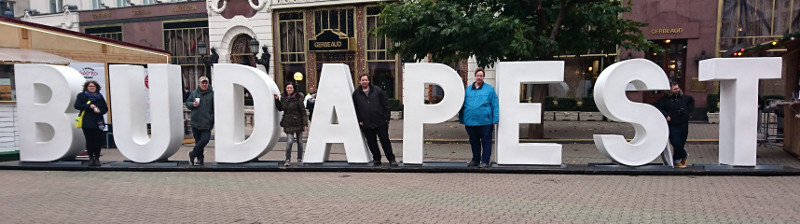 Der große Budapest-Schriftzug auf dem Vörösmarty tér