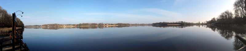 Blick vom Steg der Westernstadt auf den Röddelinsee
