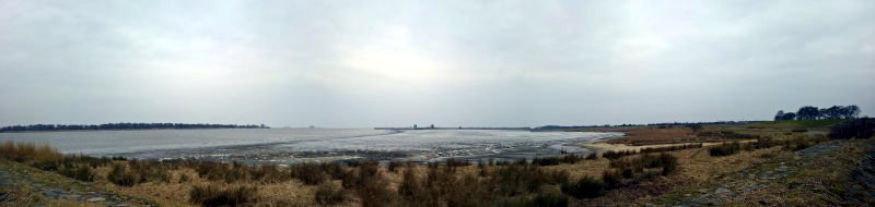 Blick von der Hafenausfahrt in Glückstadt auf die Elbe in Richtung Nordsee