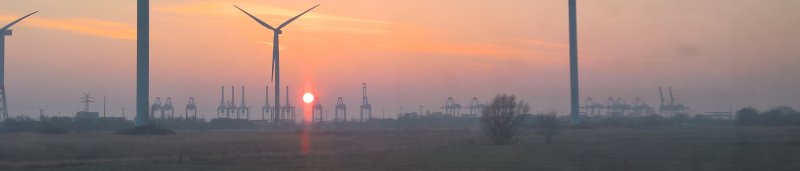 Sonneruntergang hinter dem Containerterminal Bremerhaven