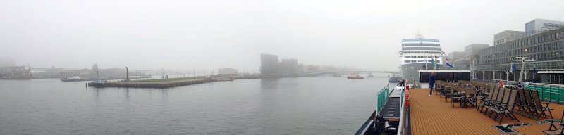 Nebel hängt über dem Kreuzfahrt-Terminal in Amsterdam