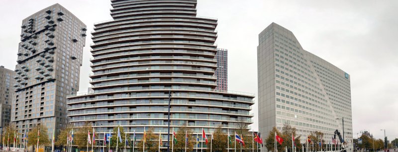 Die Flaggenparade vor dem The Terraced Tower in Rotterdam