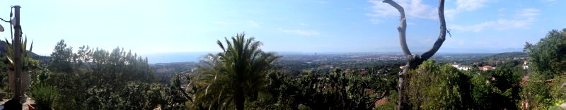 Blick von der Terrasse unserer Unterkunft auf Livorno und das Meer