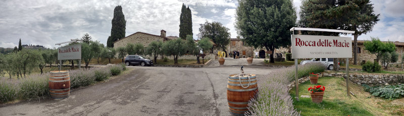 Vor dem Weingut der Familie Zingarelli