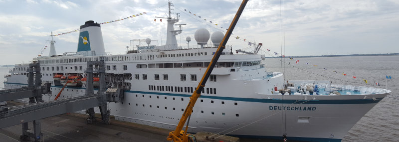 Die MS Deutschland am Columbus Cruise Center in Bremerhaven