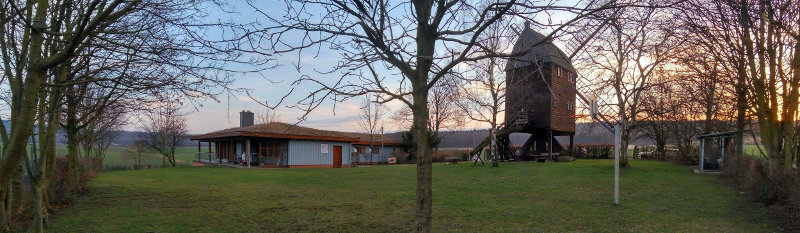Das Jugendwanderheim Marienrode und die Mühle in der Abenddämmerung