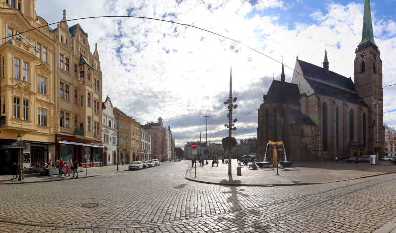Der Platz der Republik mit St.-Bartholomäus-Kathedrale und Goldener-Engel-Springbrunnen