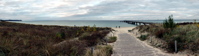 Blick auf den Strand und die Seebrücke von Göhren