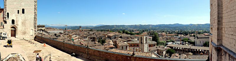 Blick vom Piazza Grande über Gubbio