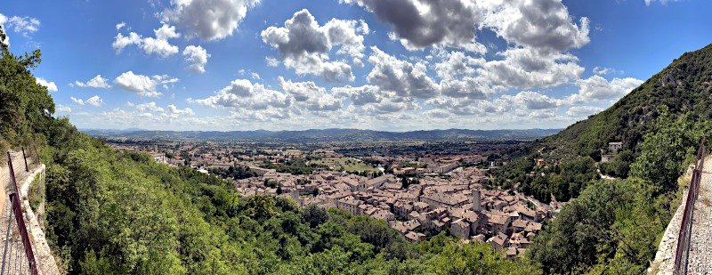 Blick auf Gubbio (Links ist das Festivalgelände zu erahnen)