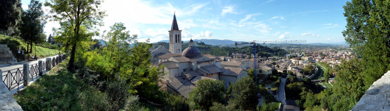 Blick vom Giro della Rocca auf Spoleto