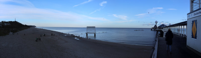 Blick von der Seebrücke Heringsdorf über den Strand nach Bansin