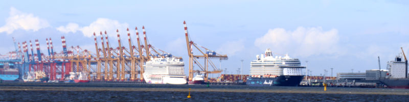 Blick auf die Columbuskaje und das Containerterminal