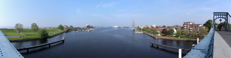 Blick von der Kaiser-Wilhelm-Brücke auf den Bontekai mit der Mir