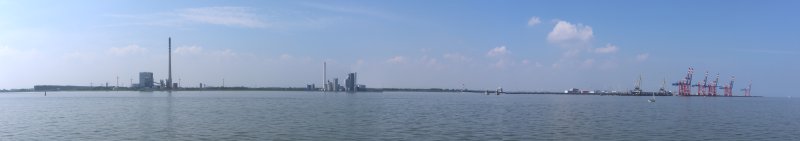 Blick vom Deck der Mir auf das Kraftwerk und den Jade-Weser-Port