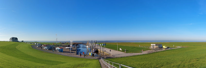 Blick vom Deich auf den Hafen von Wremen