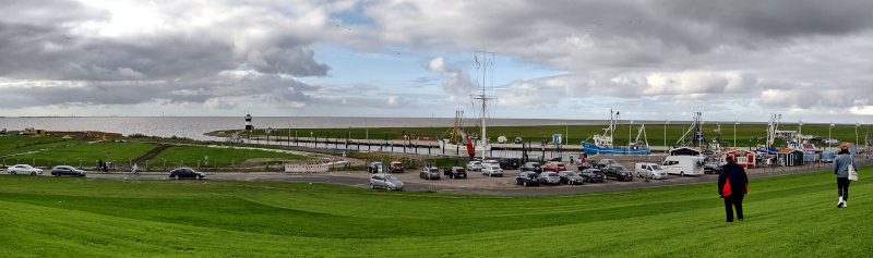 Versetzter Blick vom Deich auf den Hafen von Wremen