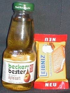 Apfelsaft und Keks